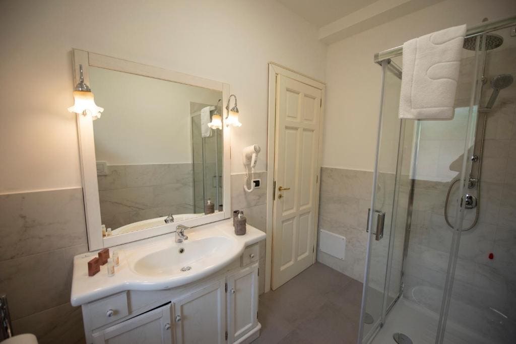 Double Room with Balcony and Sea View room - Image 3
