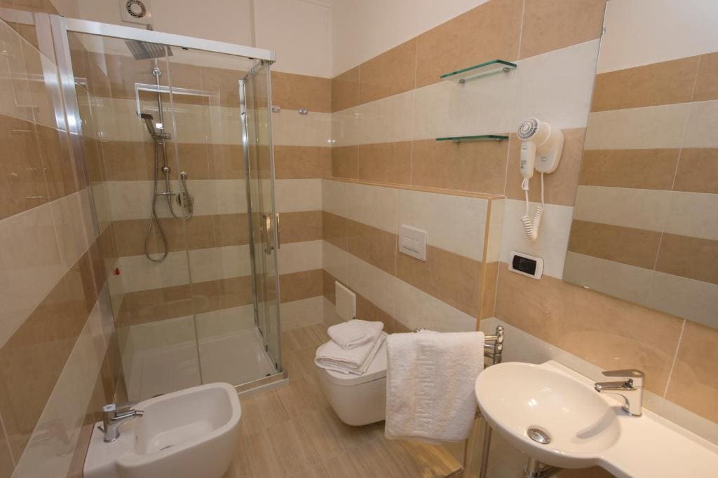 Family Suite with Balcony and Sea View room - Image 2
