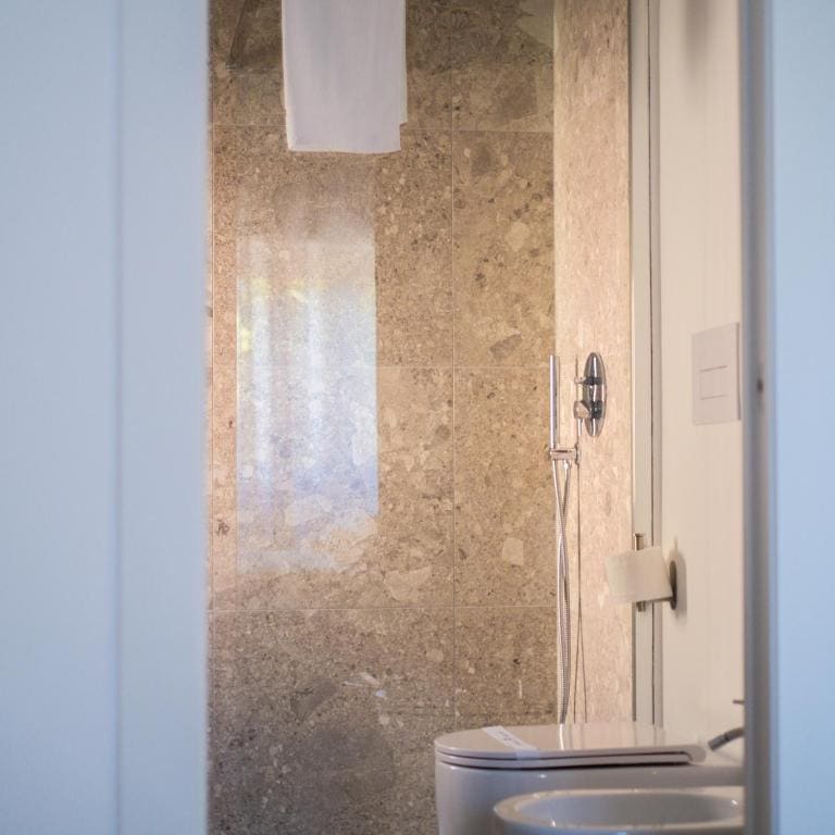 Double Room with Private Bathroom room - Image 3