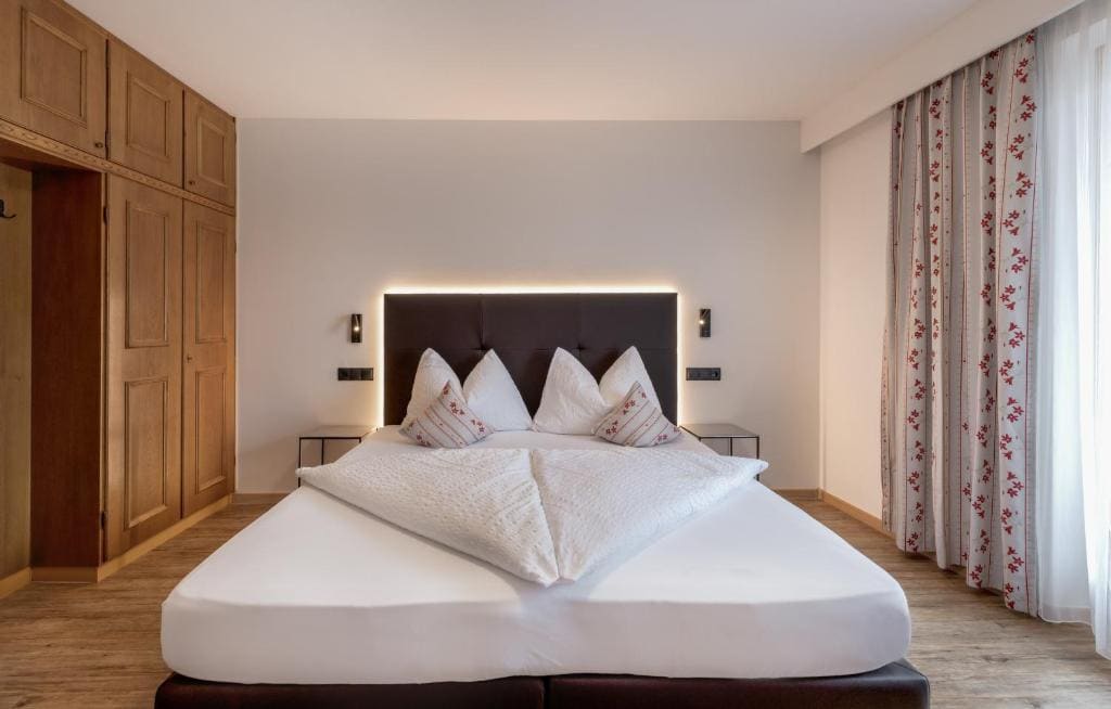 Classic Double Room with Balcony room - Image 3
