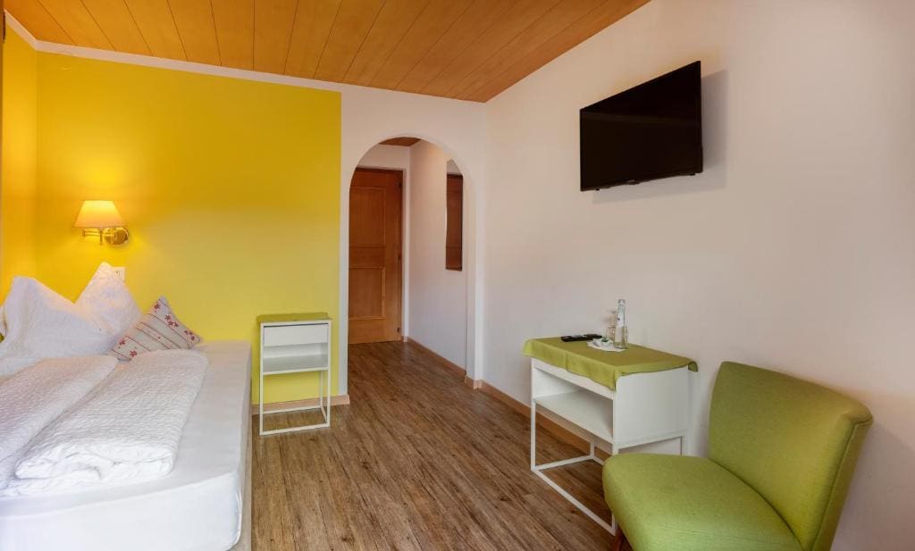 Single Room with Mountain View room - Image 3