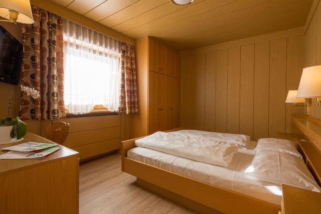 Basic Triple Room with Shared Bathroom room - Image 1