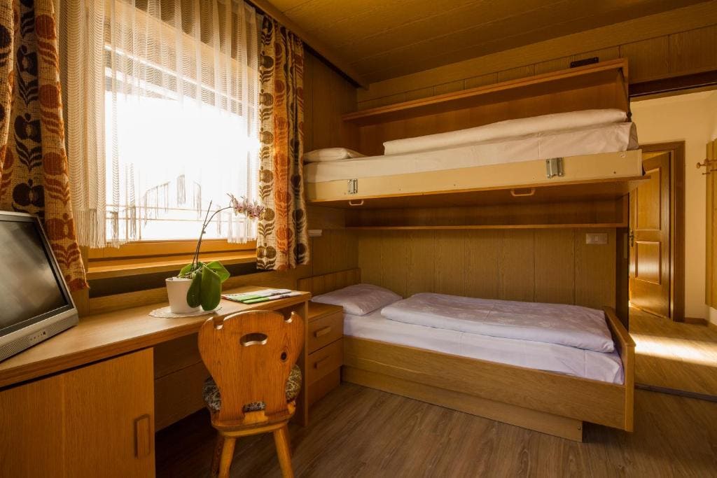 Basic Triple Room with Shared Bathroom room - Image 3
