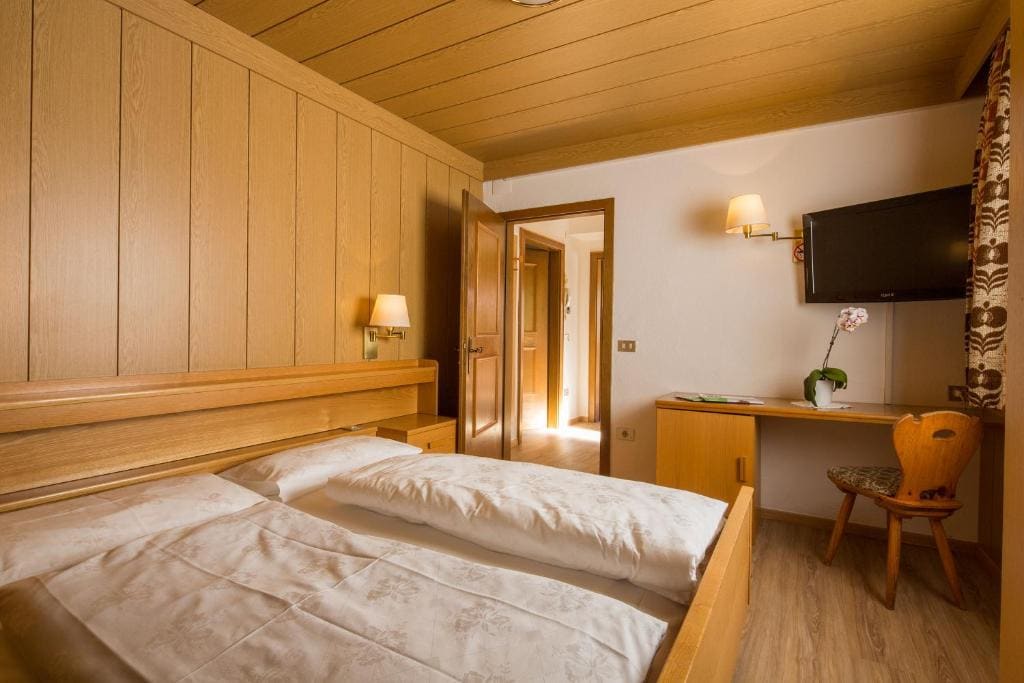 Basic Triple Room with Shared Bathroom room - Image 2