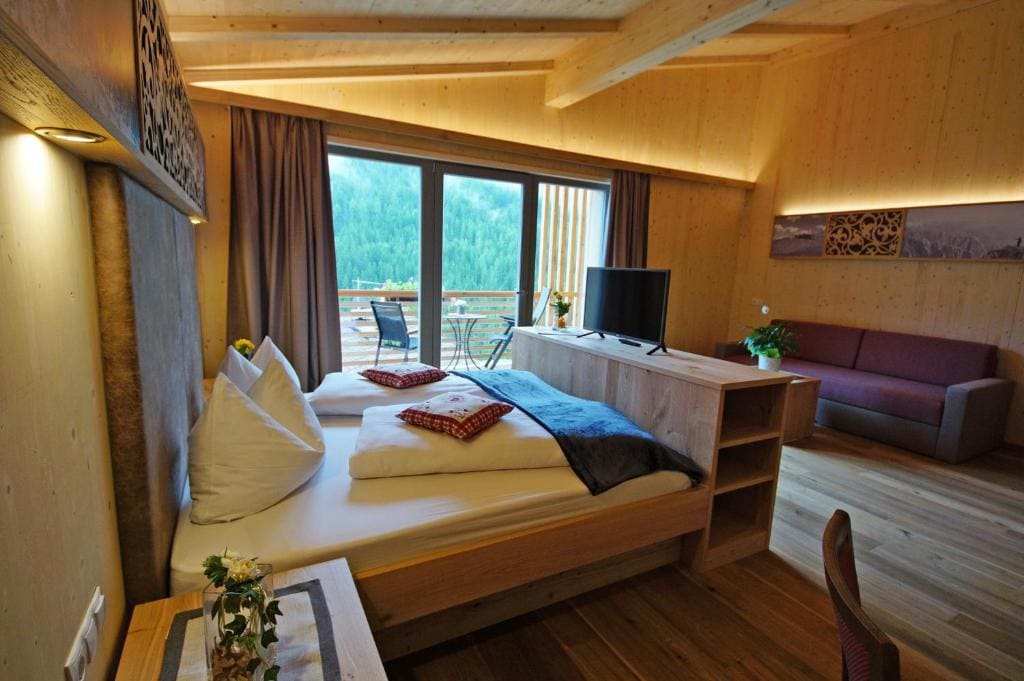 Suite with Mountain View room - Image 3