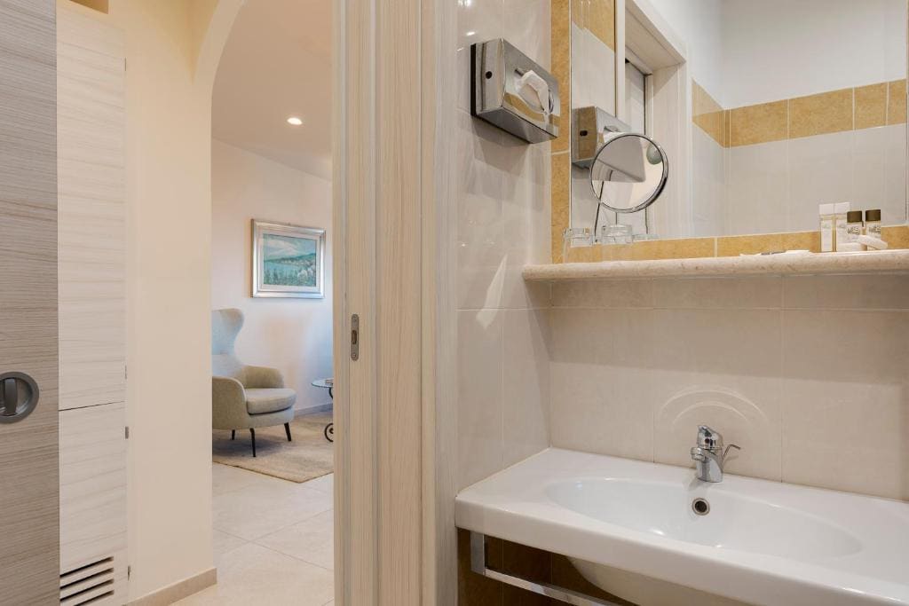 Junior Suite with Sea View room - Image 3