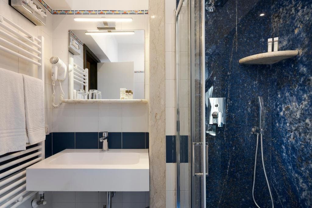 Standard Double Room with Sea View room - Image 2