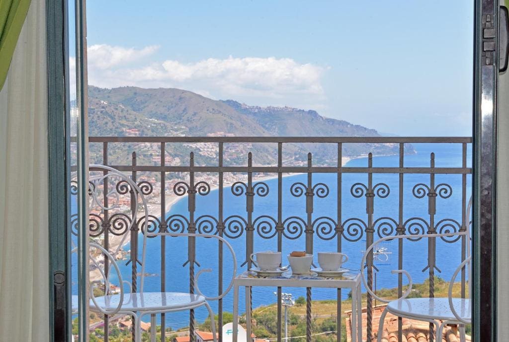 Superior Double with Sea View and Balcony room - Image 2