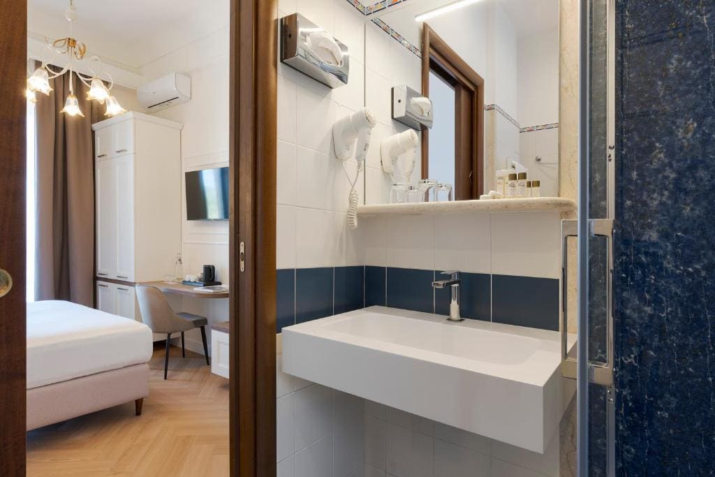 Superior Double with Sea View and Balcony room - Image 1