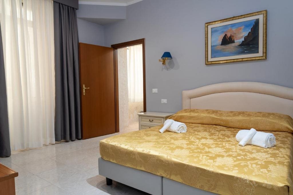 Standard Quadruple Room room - Image 3
