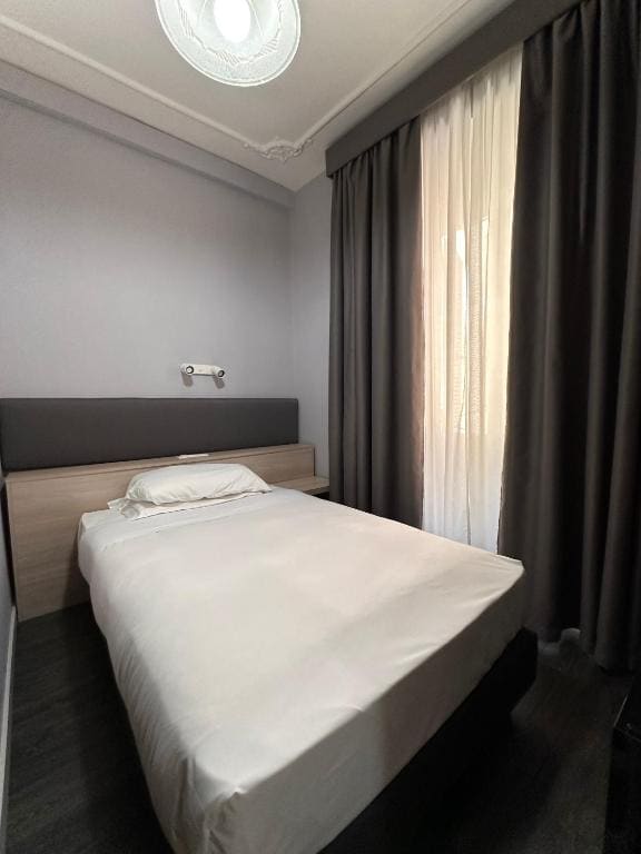 Single Room with French Bed room - Image 1