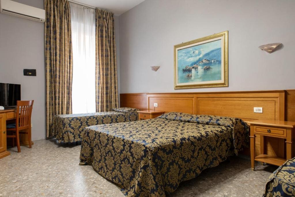 Standard Quadruple Room room - Image 2