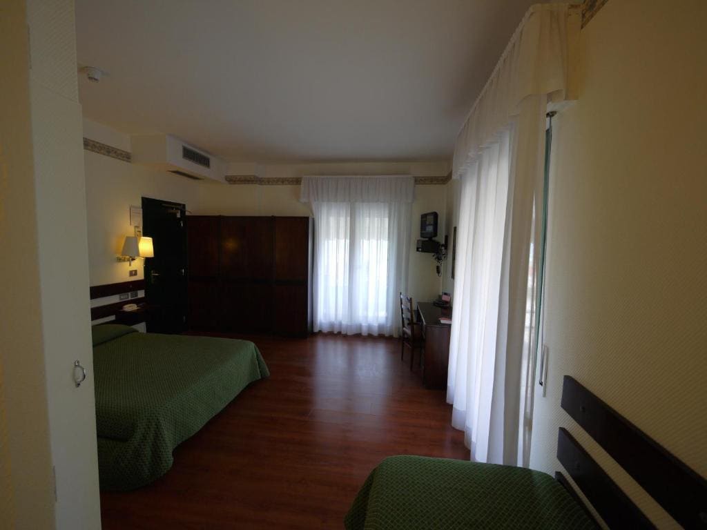Deluxe Double Room with Sea View and Balcony room - Image 3