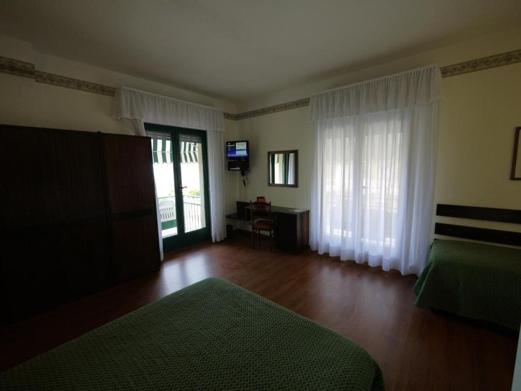 Deluxe Double Room with Sea View and Balcony room - Image 1