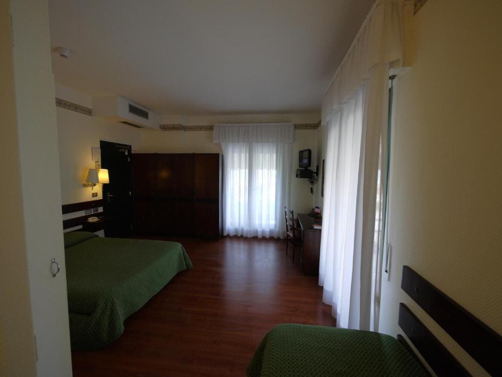 Deluxe Double Room with Sea View and Balcony room - Image 2