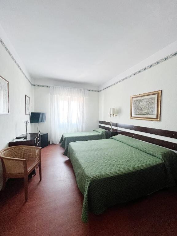 Standard Triple Room room - Image 1