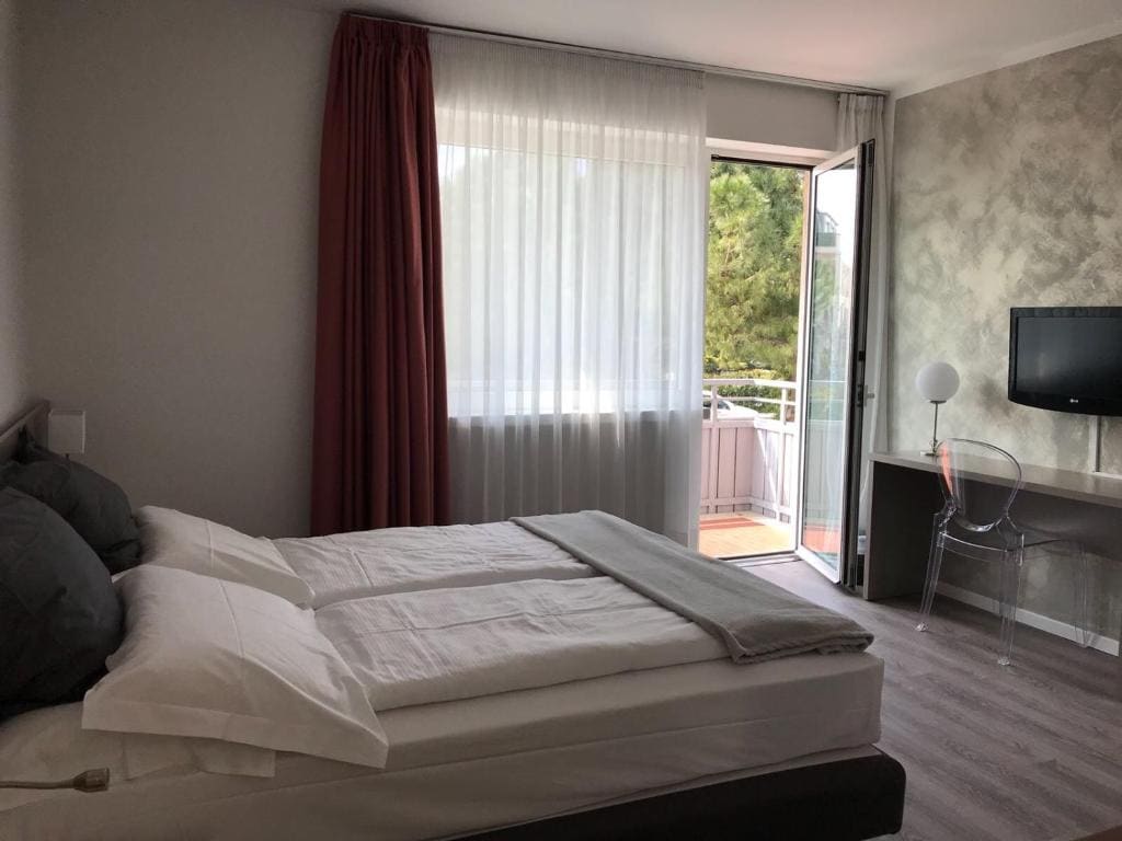 Double or Twin Room - Ground Floor with Garden room - Image 2