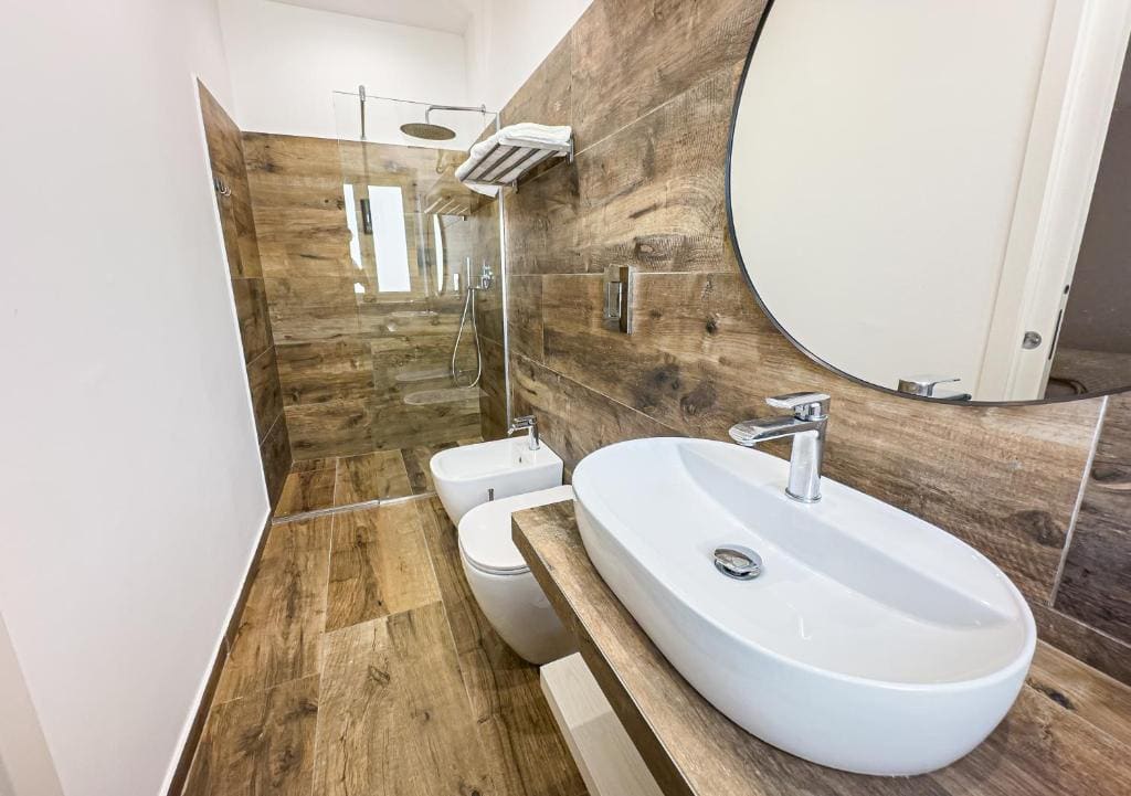 Large Double Room room - Image 3