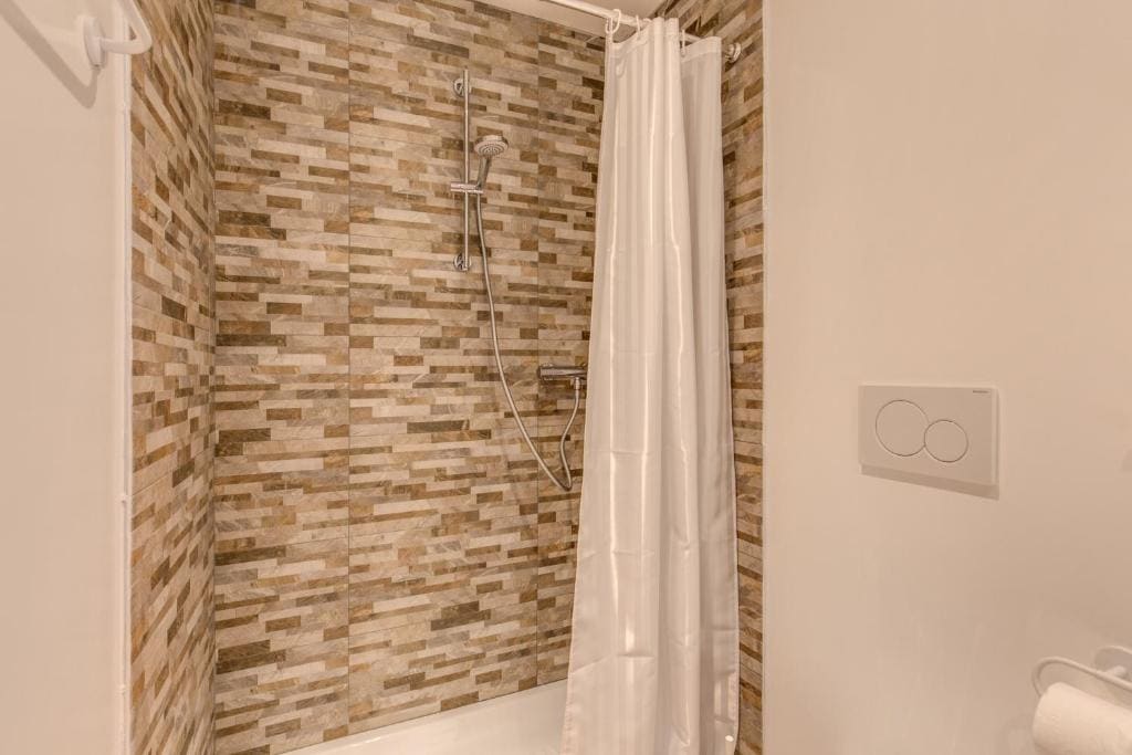 Deluxe Quadruple Room room - Image 2