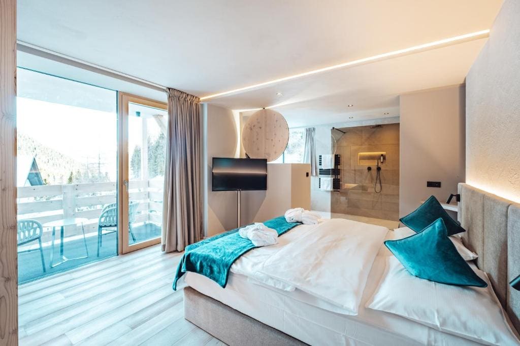 Deluxe Queen Room room - Image 2