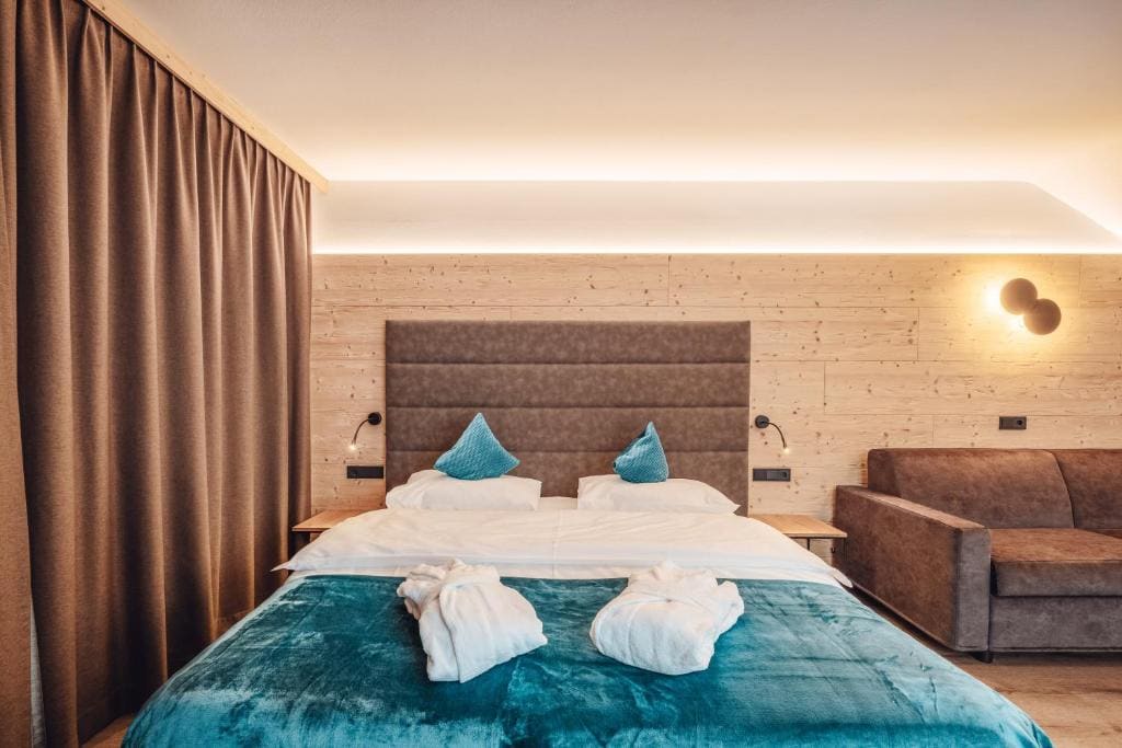 Deluxe Double Room with Balcony room - Image 3