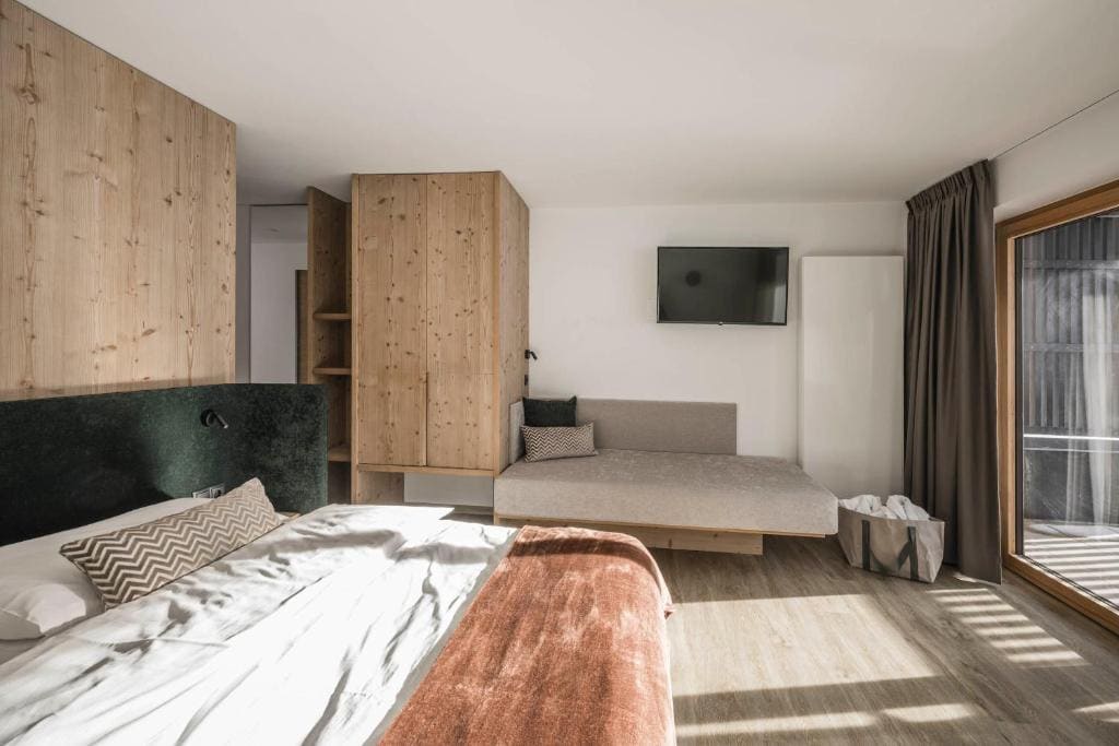 Deluxe Double Room with Shower room - Image 1