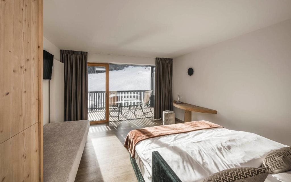 Deluxe Double Room with Shower room - Image 3