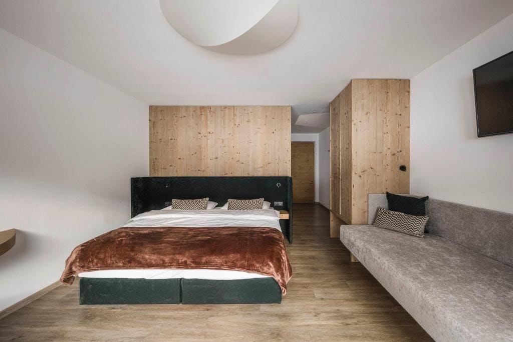 Deluxe Double Room with Shower room - Image 2