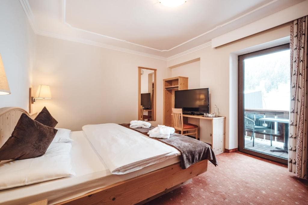 Deluxe Double Room with Balcony room - Image 2
