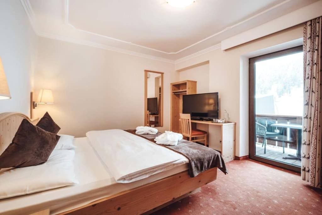 Economy Double Room with Balcony room - Image 2