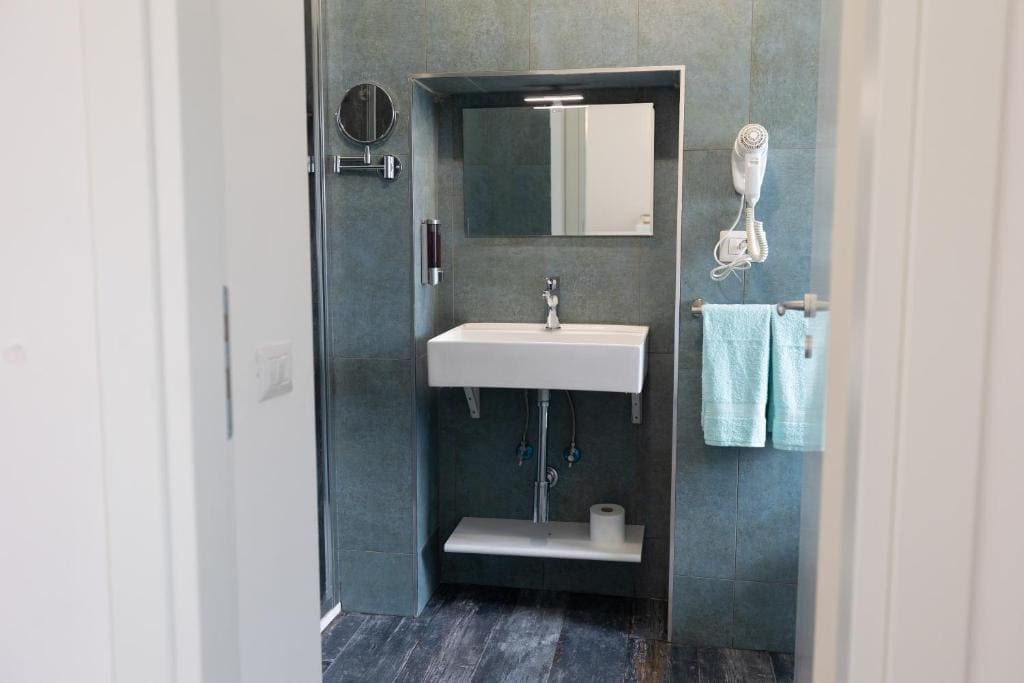 Room room - Image 2