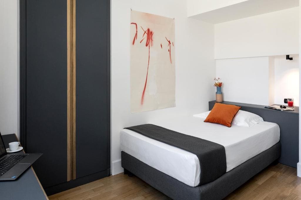 Classic Single Room with French Bed room - Image 2