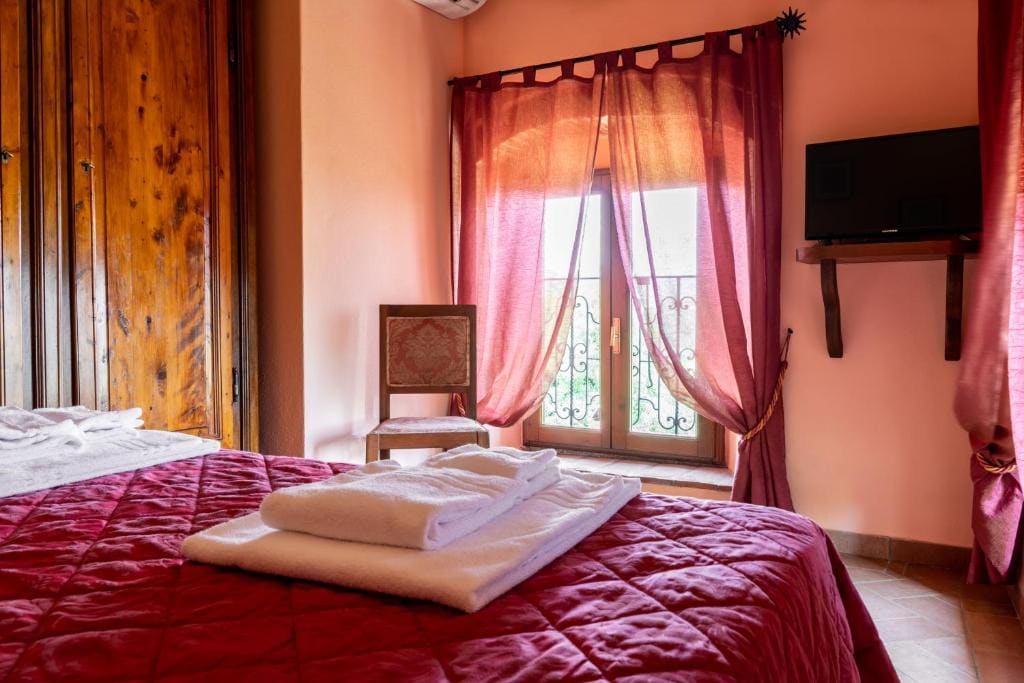 Quadruple Room with Private Bathroom room - Image 2