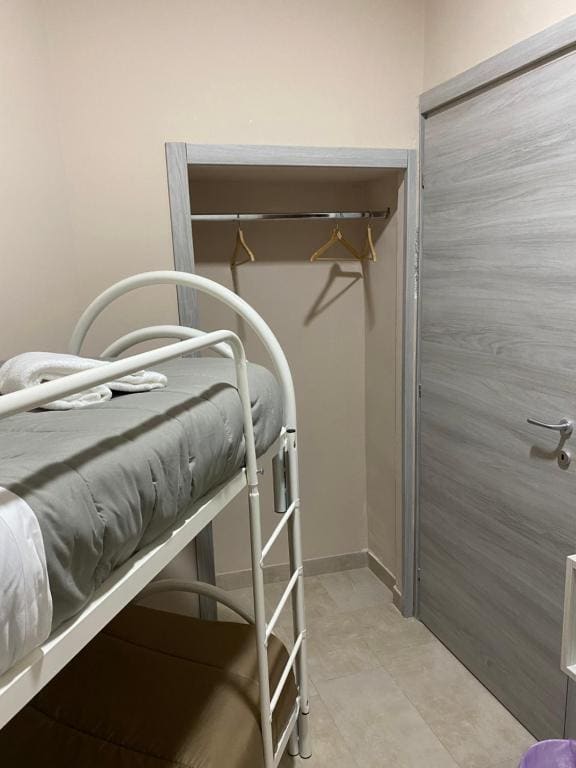 Economy Quadruple Room room - Image 2