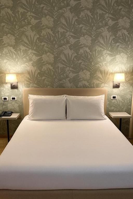 King Room with Roll-In Shower - Disability Access room - Image 2