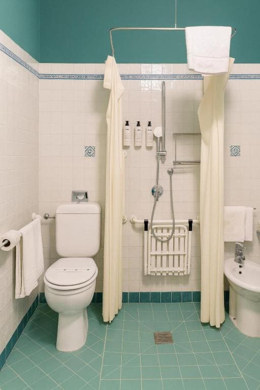 King Room with Roll-In Shower - Disability Access room - Image 3
