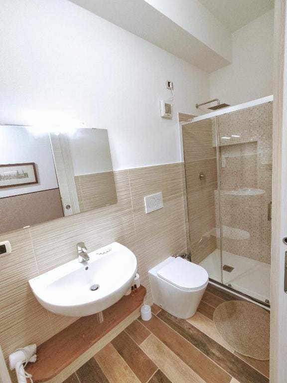 Single Room with Private Bathroom room - Image 3