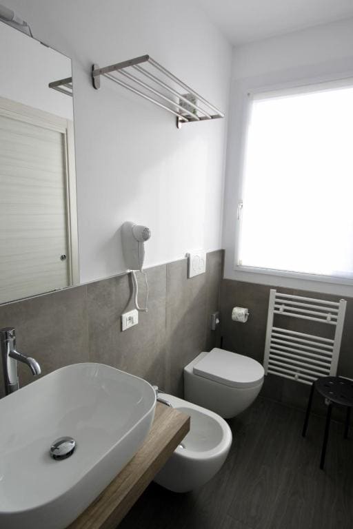 Twin Room with Private Bathroom room - Image 3