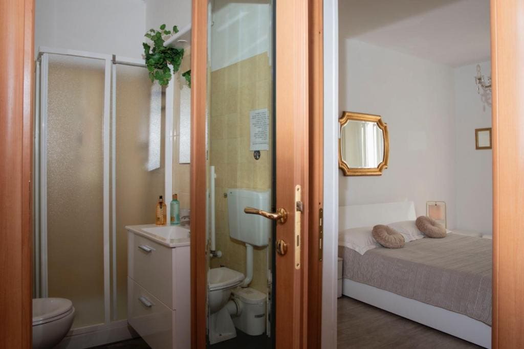 Double Room with Private Bathroom room - Image 3