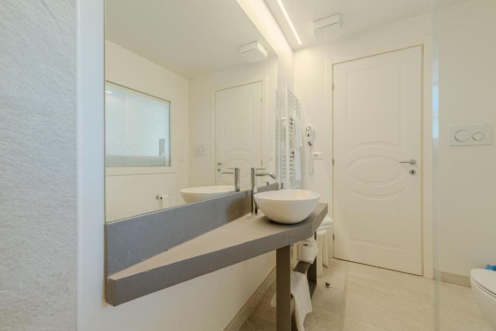 Deluxe Double Room with Balcony and Sea View room - Image 3