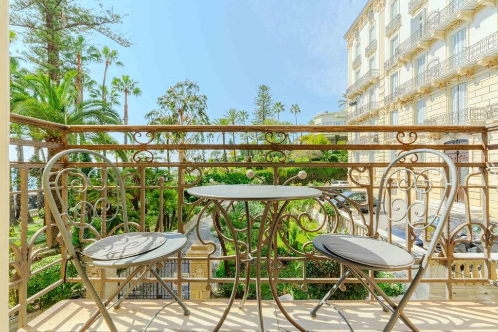 Deluxe Double Room with Balcony and Sea View room - Image 2