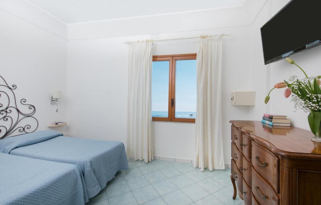 Quadruple Room with Sea View room - Image 2