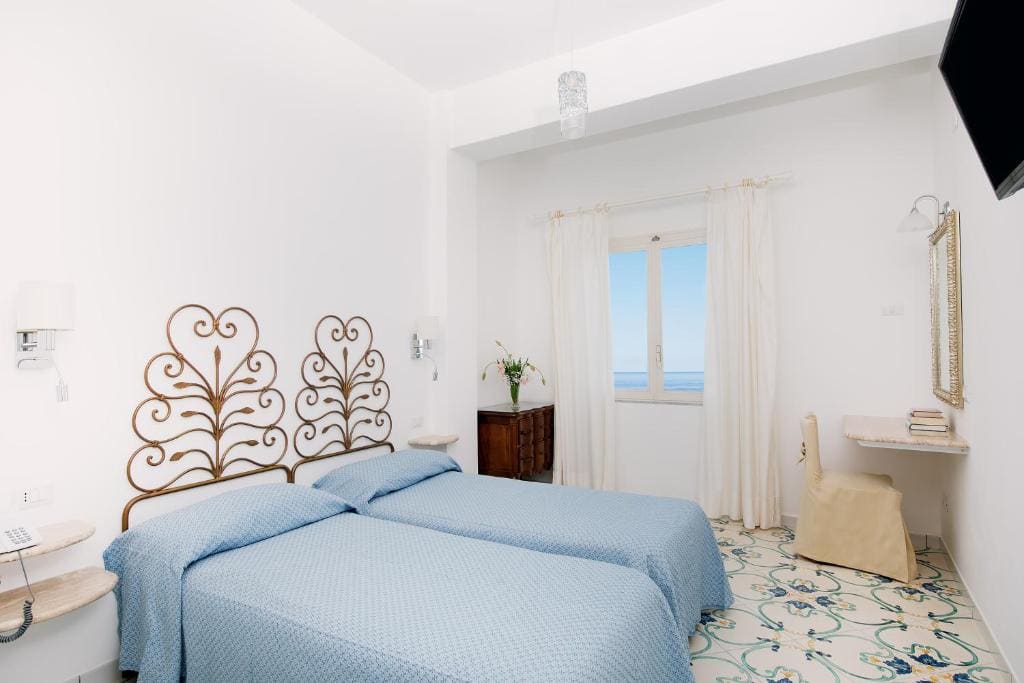 Quadruple Room with Sea View room - Image 3