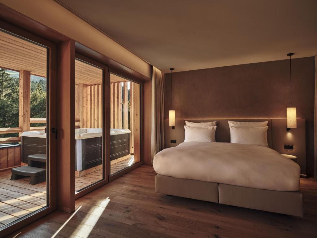 Suite with Spa Bath room - Image 3