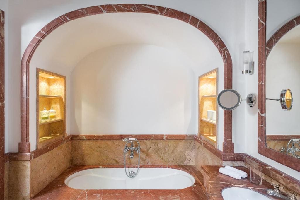 Suite with Spa Package room - Image 1