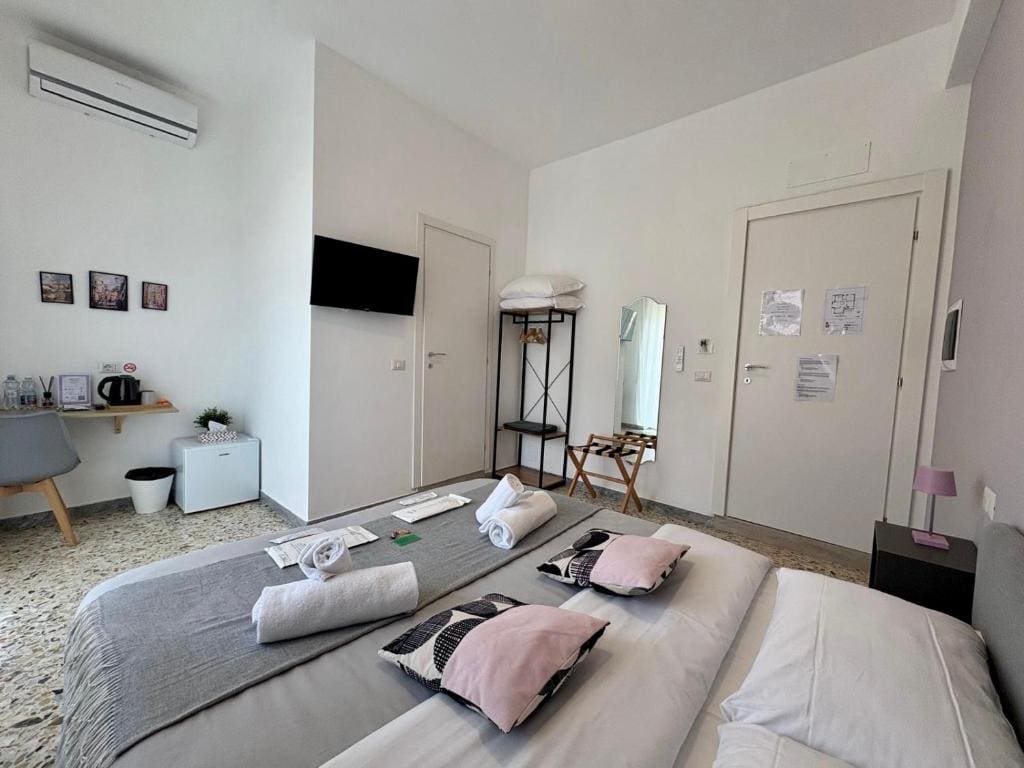 Double Room with Balcony room - Image 3