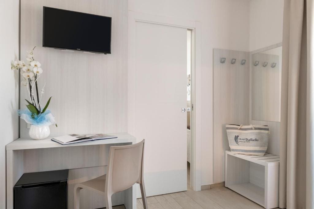 Deluxe Double Room with Balcony room - Image 2