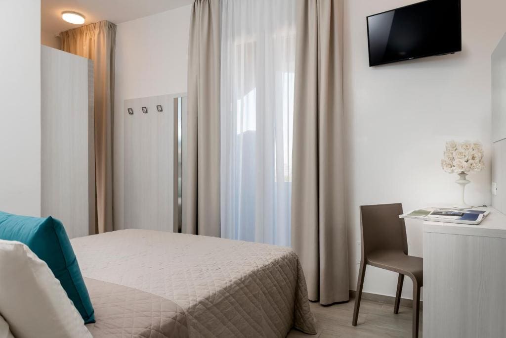 Deluxe Double Room with Balcony room - Image 3
