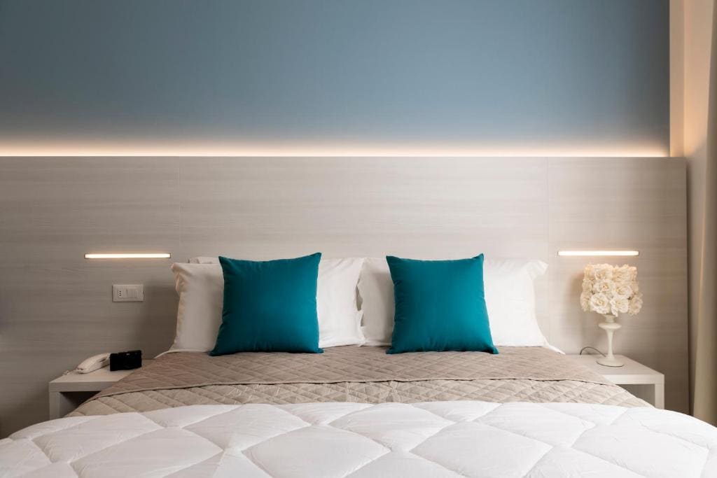 Deluxe Triple Room with Sea View room - Image 3
