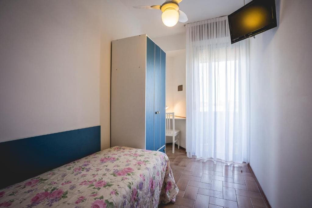 Single Room with Balcony room - Image 3